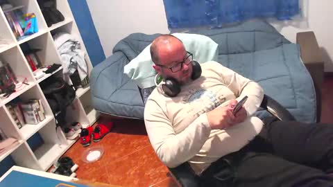 ravingr3d3 online show from May 13, 9:35 pm