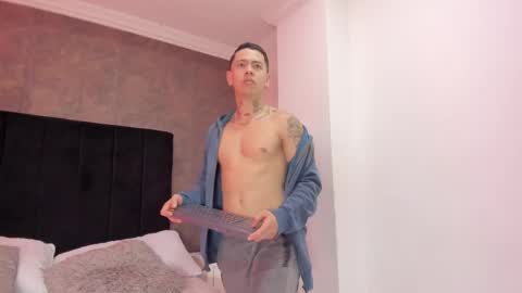 Snapshot of raymondstonee chatting on January 26, 1:04 pm Raymond Stonee online show from January 26, 1:04 pm