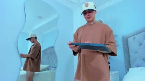 Snapshot of raymondstonee chatting on January 30, 1:53 pm Raymond Stonee online show from January 30, 1:53 pm