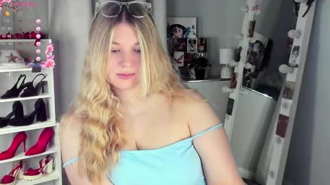 rebecca_____ online show from February 19, 2:33 am