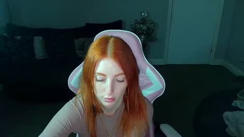 Snapshot of red_firesquirt chatting on January 22, 2:03 pm Red -  online show from January 22, 2:03 pm