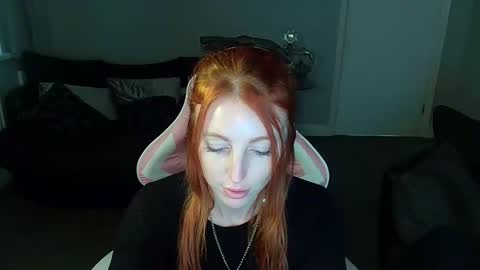 Snapshot of red_firesquirt chatting on January 6, 2:25 pm Red -  online show from January 6, 2:25 pm