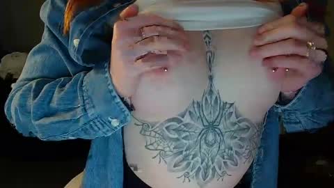 Snapshot of red_firesquirt chatting on January 13, 12:02 pm Red -  online show from January 13, 12:02 pm