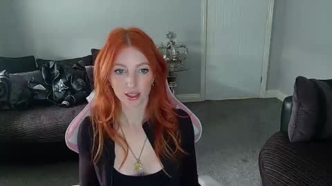Snapshot of red_firesquirt chatting on March 10, 2:37 pm Red -  online show from March 10, 2:37 pm