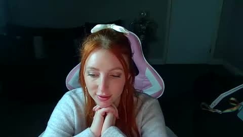 Snapshot of red_firesquirt chatting on January 21, 10:51 pm Red -  online show from January 21, 10:51 pm