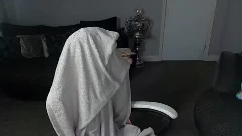 Snapshot of red_firesquirt chatting on February 12, 10:59 pm Red -  online show from February 12, 10:59 pm