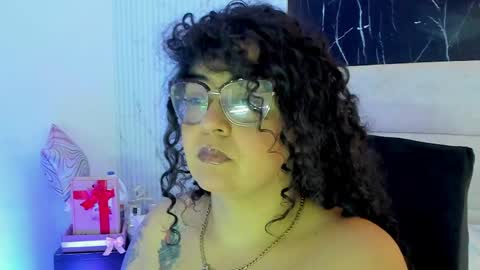 reginavegaa online show from May 11, 11:39 am