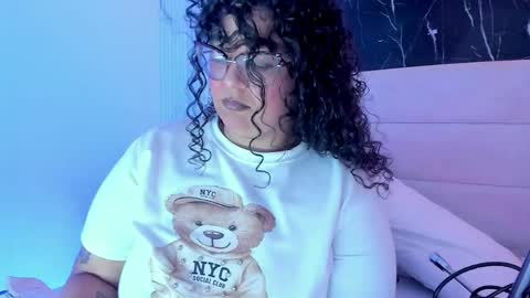 reginavegaa online show from May 7, 12:01 pm