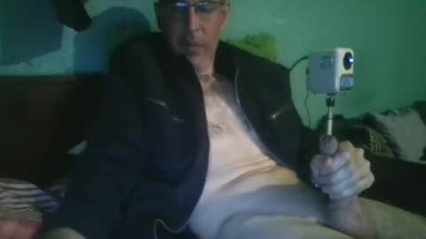 reyes_albert2006 online show from March 1, 2:54 pm