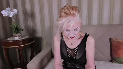 rita_farell online show from April 8, 9:51 pm