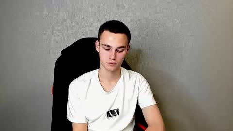 robert10211 online show from November 22, 5:17 am