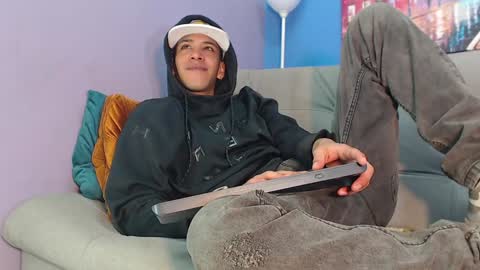 robert_kingg online show from December 22, 3:44 pm