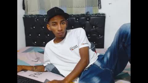 roberthycami2123 online show from December 4, 4:12 am