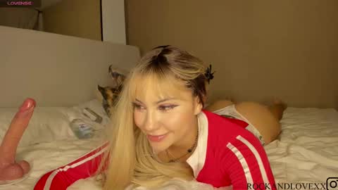 Snapshot of rockandlovexx chatting on October 1, 2:54 am Samantha Estephania  online show from October 1, 2:54 am