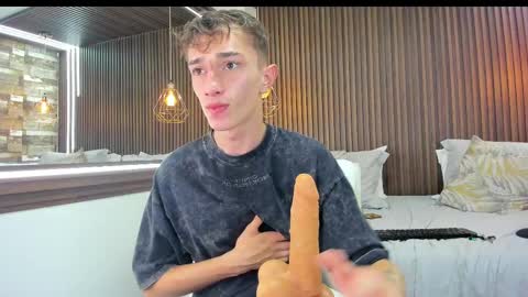 twink juli online show from March 1, 5:05 pm