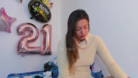 Snapshot of rooxxyy_ chatting on January 6, 3:20 am    online show from January 6, 3:20 am