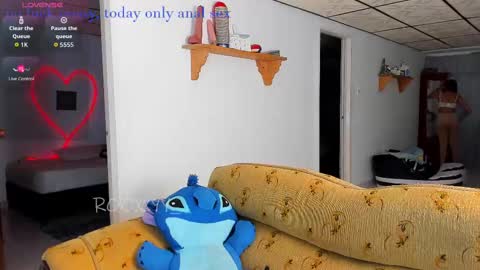 Snapshot of rooxxyy_ chatting on September 16, 1:18 am    online show from September 16, 1:18 am