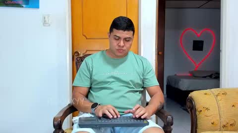 Snapshot of rooxxyy_ chatting on September 22, 12:37 am    online show from September 22, 12:37 am