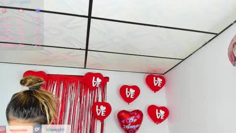 Snapshot of rooxxyy_ chatting on February 22, 12:16 am    online show from February 22, 12:16 am
