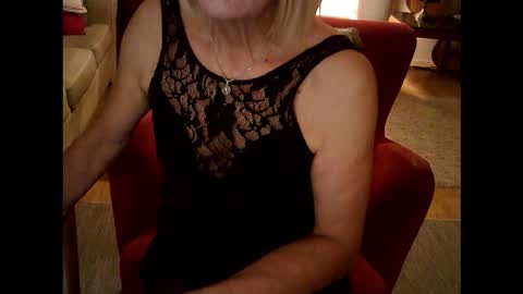 Snapshot of rosa_teevee chatting on October 31, 9:04 pm Tina online show from October 31, 9:04 pm