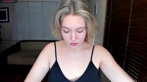 Snapshot of rose_brooks chatting on December 8, 8:25 pm Rose but u can call me princess online show from December 8, 8:25 pm