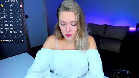 Snapshot of rose_brooks chatting on October 19, 7:40 pm Rose but u can call me princess online show from October 19, 7:40 pm
