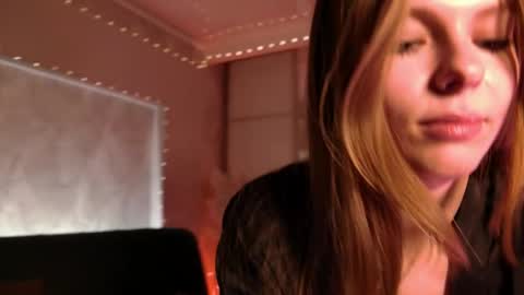 rosy_black_ online show from April 15, 7:58 pm