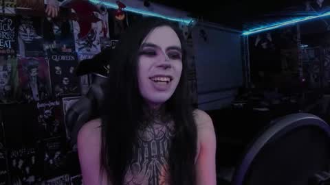 Snapshot of rotten_dreams chatting on October 28, 11:28 pm rot online show from October 28, 11:28 pm