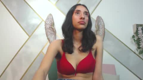 Snapshot of roxana_cyrano chatting on February 18, 12:37 am online show from February 18, 12:37 am
