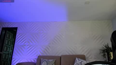 Roxanne Hill  online show from November 23, 5:55 pm