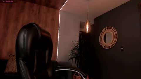 Roxanne Hill  online show from December 3, 11:33 am