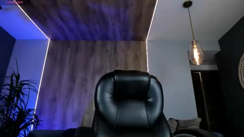 Roxanne Hill  online show from March 15, 6:00 pm