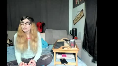 roxihazeleyes online show from April 21, 1:42 am