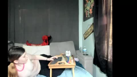 roxihazeleyes online show from March 31, 7:03 pm