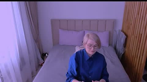 Sabrina MacMarren online show from April 3, 8:10 am