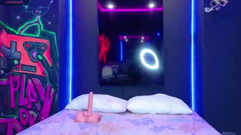 Samantha Decker online show from May 27, 5:37 am