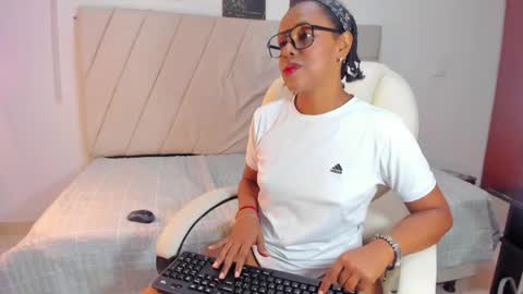 samaraa_smith1 online show from April 16, 12:16 pm