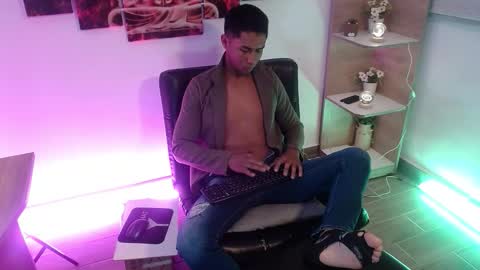 Snapshot of sander_ath chatting on October 25, 10:21 pm Sander online show from October 25, 10:21 pm