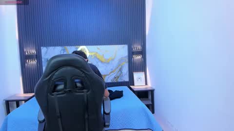 santiago_russo18 online show from March 3, 7:10 pm