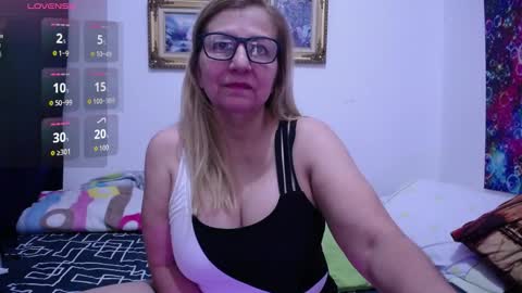 Snapshot of sara211 chatting on October 11, 3:15 pm sara online show from October 11, 3:15 pm