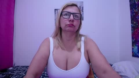 Snapshot of sara211 chatting on February 5, 2:05 pm sara online show from February 5, 2:05 pm