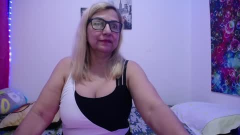 Snapshot of sara211 chatting on March 6, 10:04 pm sara online show from March 6, 10:04 pm