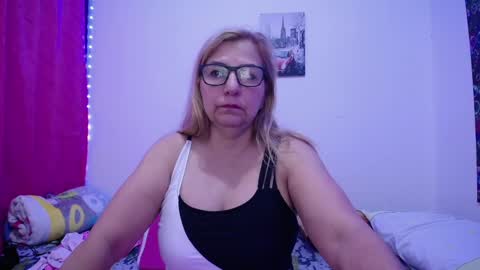 Snapshot of sara211 chatting on March 12, 12:04 pm sara online show from March 12, 12:04 pm