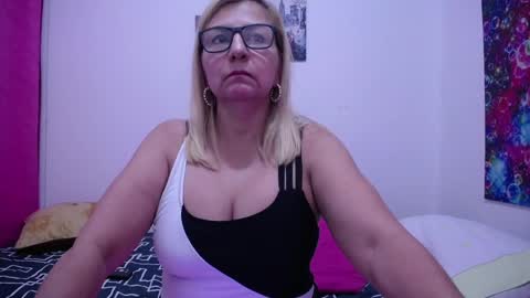 Snapshot of sara211 chatting on February 10, 1:46 am sara online show from February 10, 1:46 am