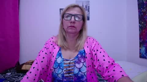 Snapshot of sara211 chatting on February 14, 3:26 pm sara online show from February 14, 3:26 pm