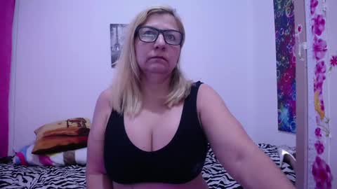 Snapshot of sara211 chatting on January 29, 10:27 am sara online show from January 29, 10:27 am