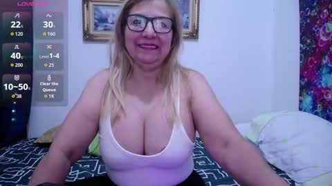 Snapshot of sara211 chatting on September 27, 11:02 pm sara online show from September 27, 11:02 pm