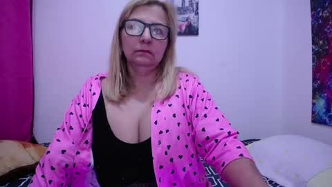 Snapshot of sara211 chatting on February 15, 3:39 pm sara online show from February 15, 3:39 pm