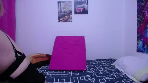 Snapshot of sara211 chatting on February 6, 11:31 am sara online show from February 6, 11:31 am