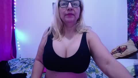 Snapshot of sara211 chatting on March 3, 1:01 pm sara online show from March 3, 1:01 pm